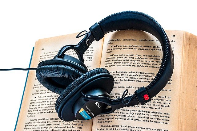 Audiobooka z psychologii można słuchać przy wykonywaniu innych czynności